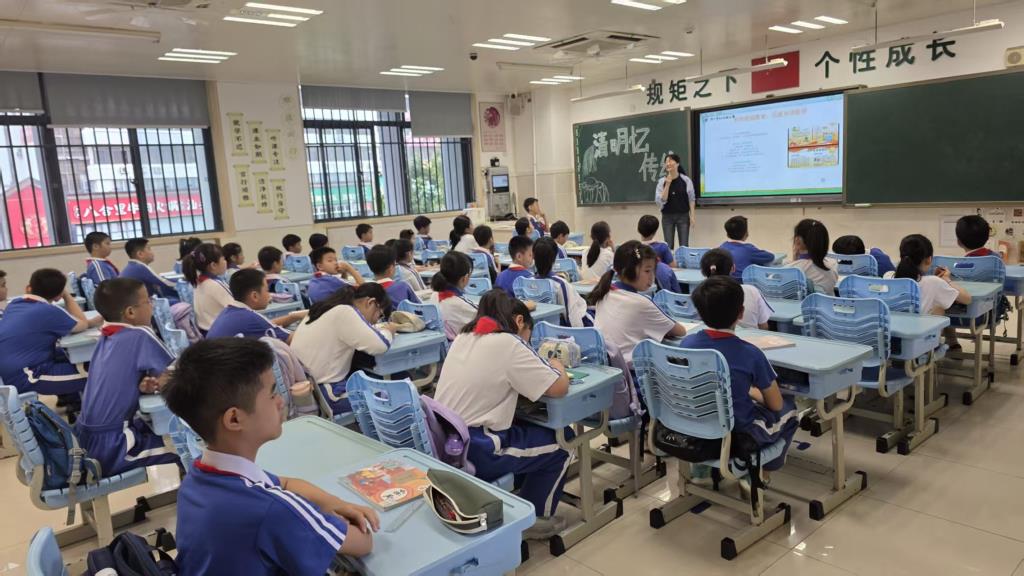 深圳市翠北实验小学第5周缅怀先烈与安全教育主题班会
