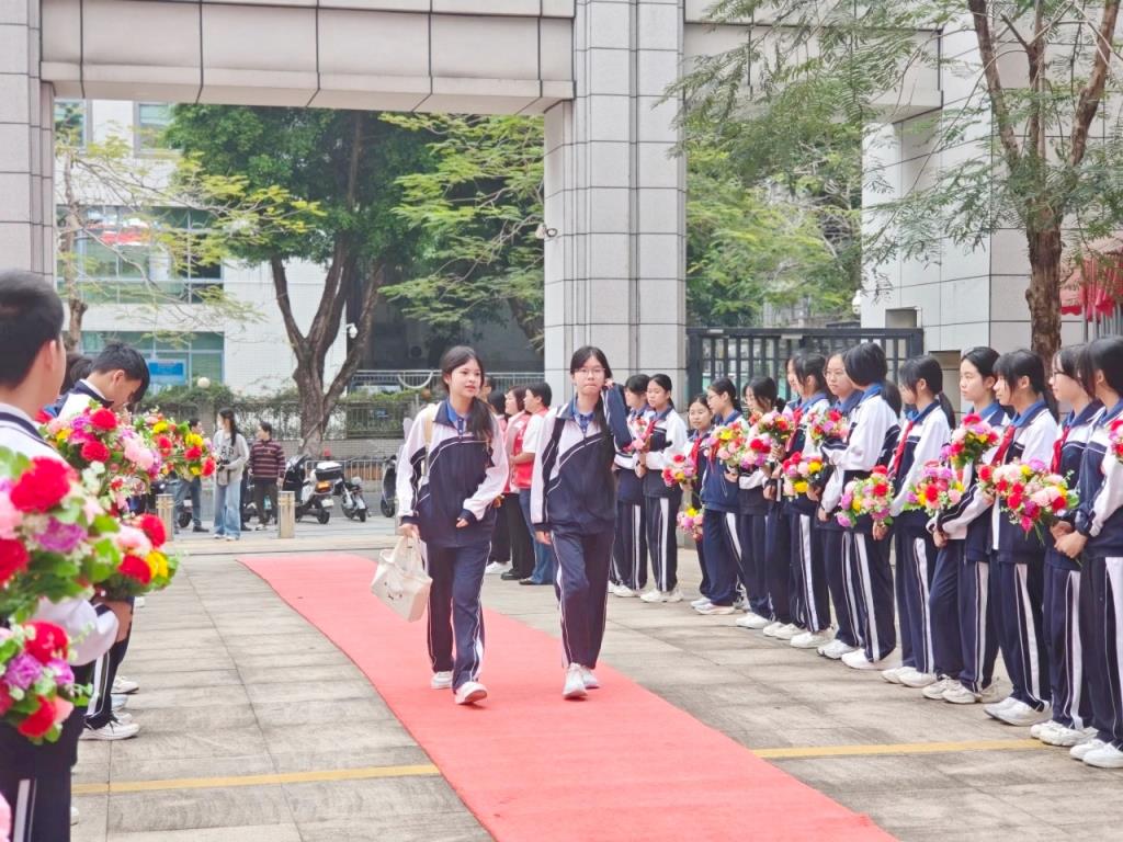 深北莫附属布心中学行政校门口迎接师生
