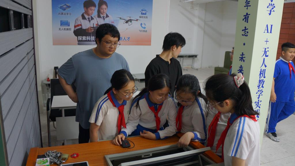 南湖小学无人机社团活力开课！六年级学生开启“云端”探索