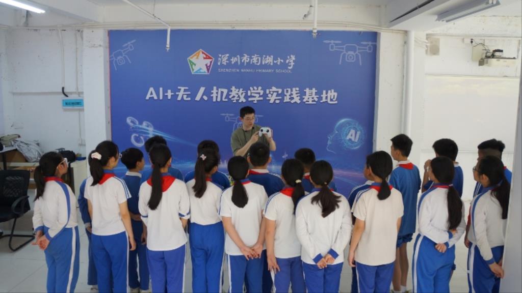 南湖小学无人机社团活力开课！六年级学生开启“云端”探索