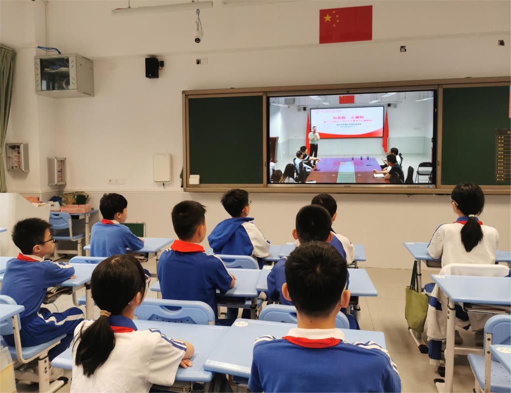 各班学生在教室通过直播看宣讲