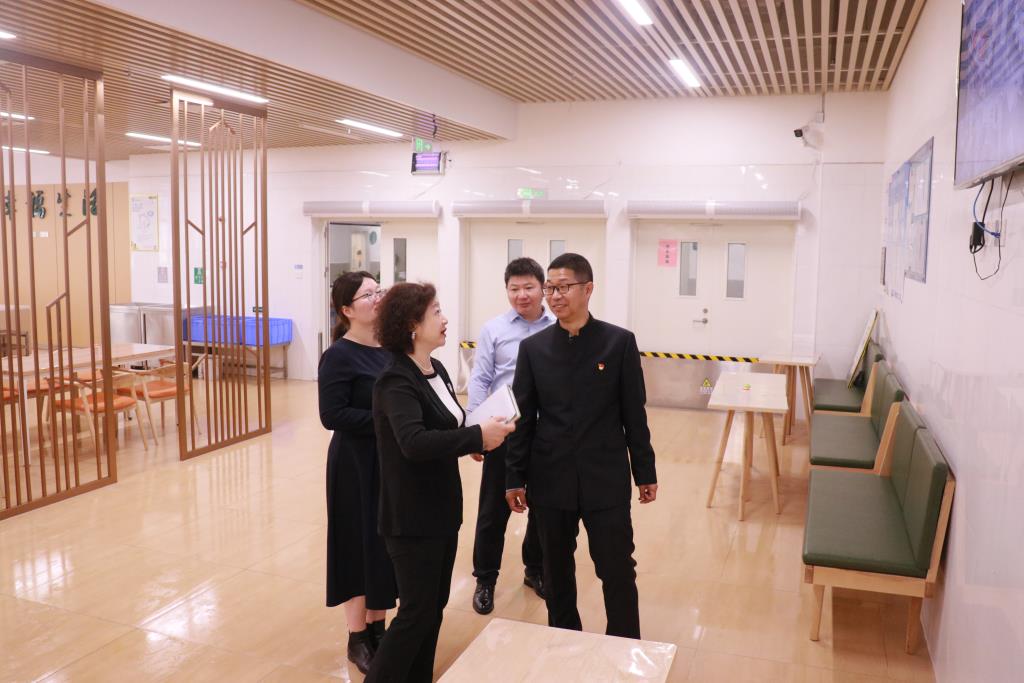 检查组查看学校食堂