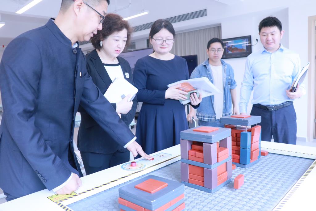 检查组查看防震减灾室