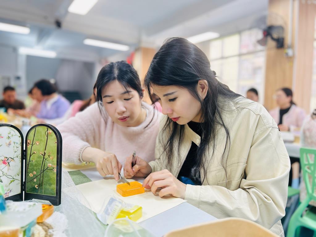 教职工亲手制作手工皂