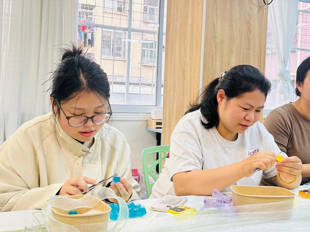 教职工亲手制作手工皂
