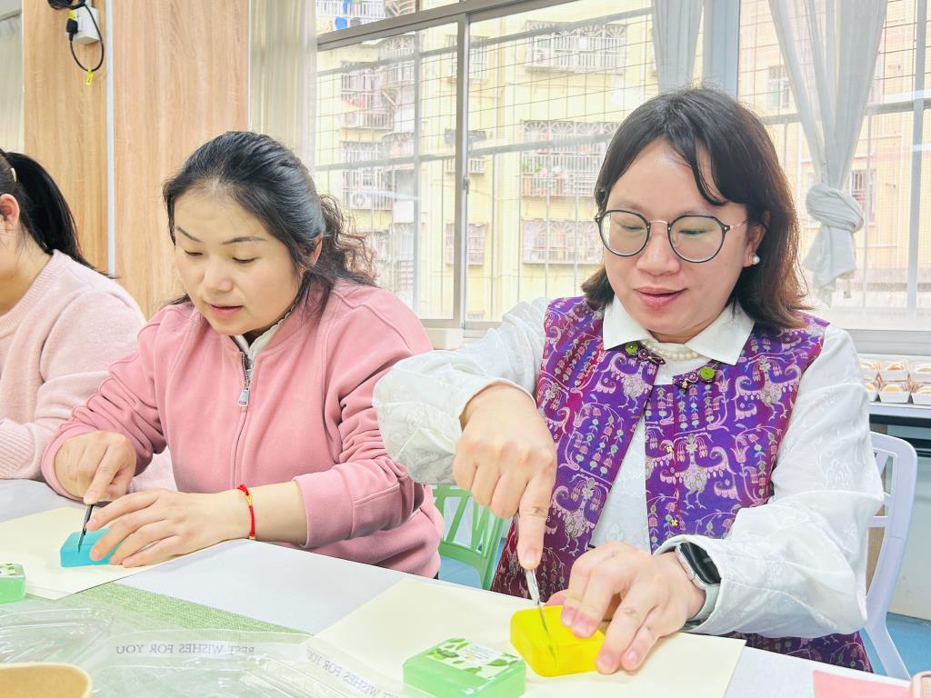 教职工亲手制作手工皂