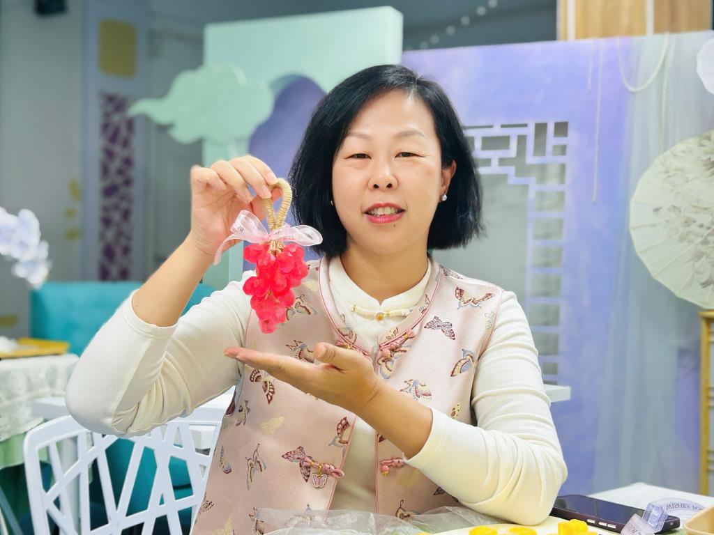 与作品合照