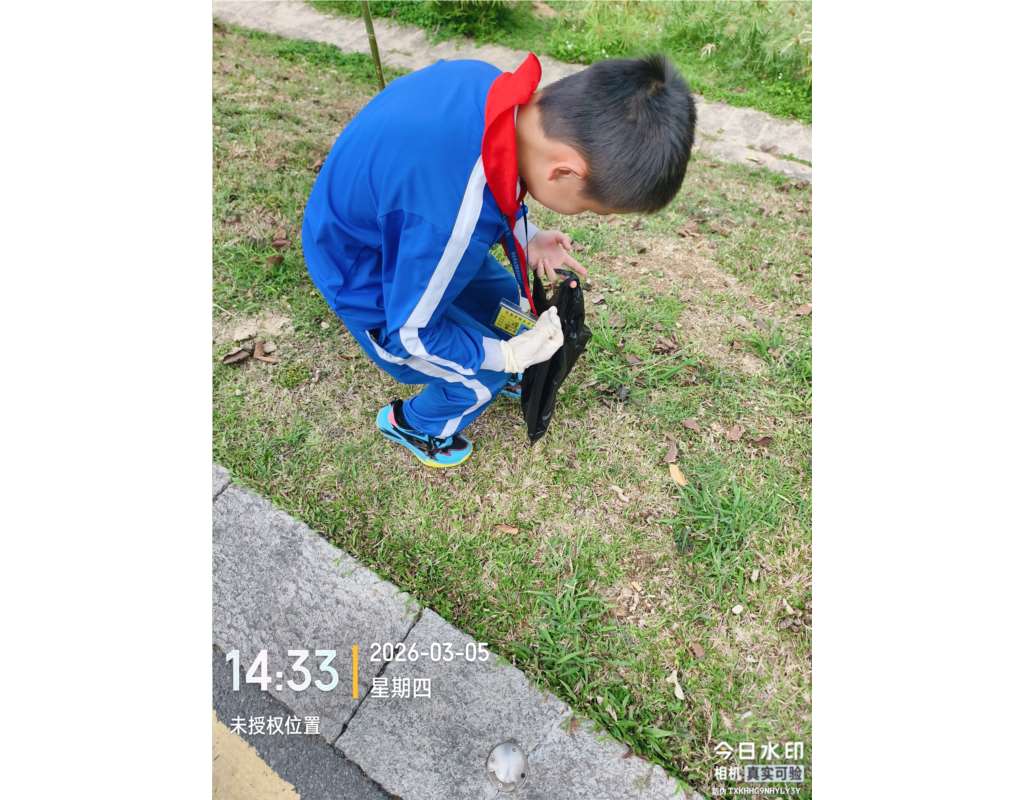 志愿者们清除垃圾