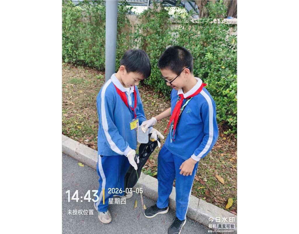 志愿者们清除垃圾