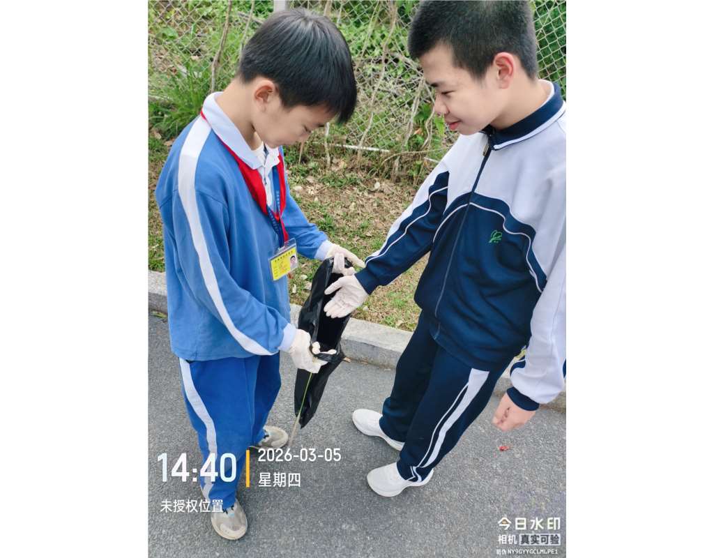 志愿者们清除垃圾