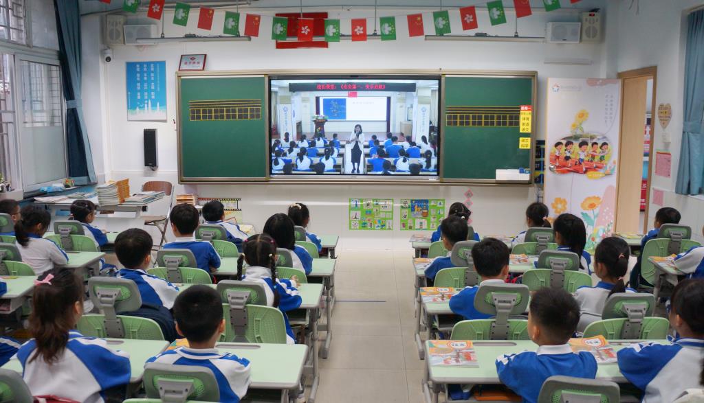 安全第一课 快乐启新程 —南湖小学高红妹校长开讲新学期安全课