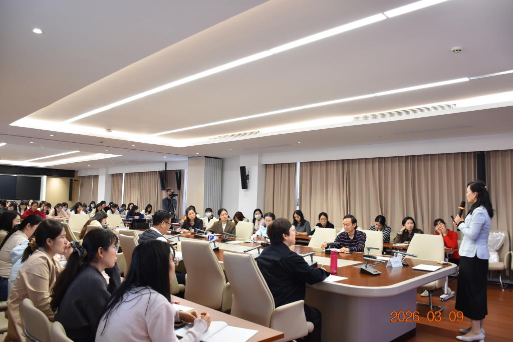 老师们专注听讲座