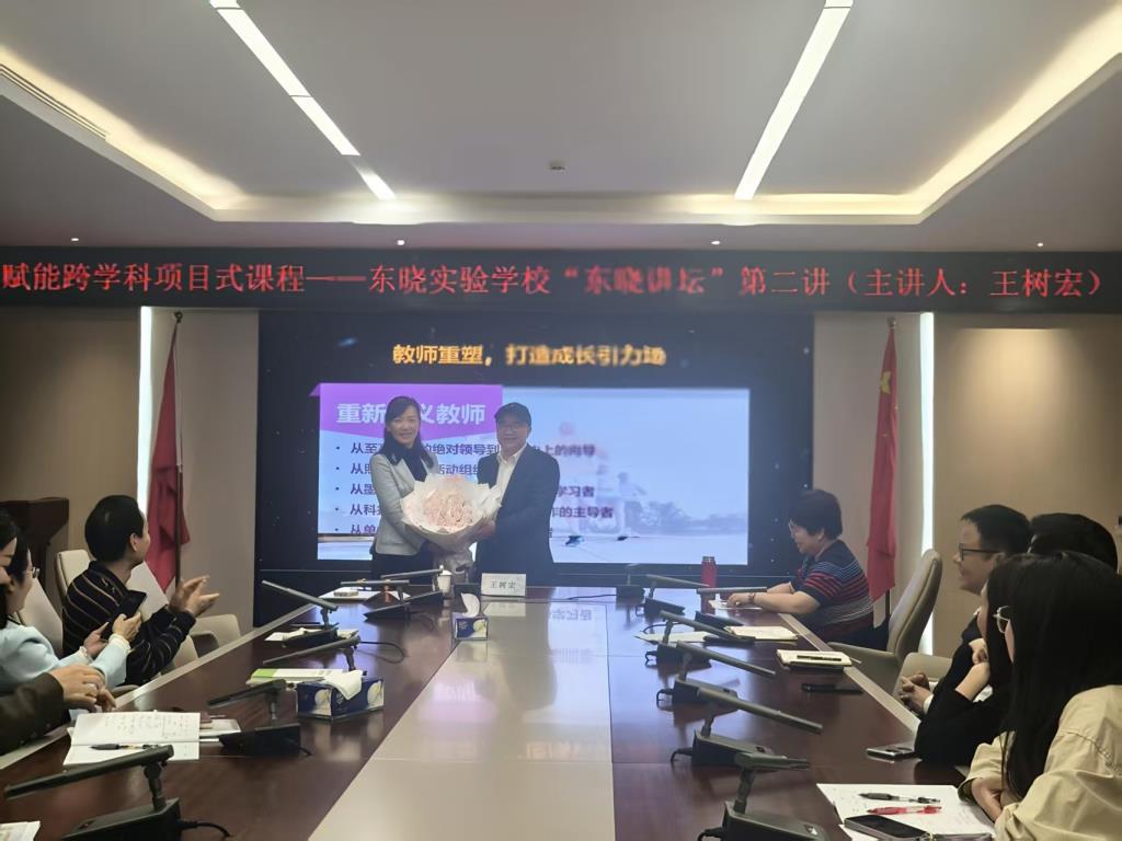 专家和书记合影留念