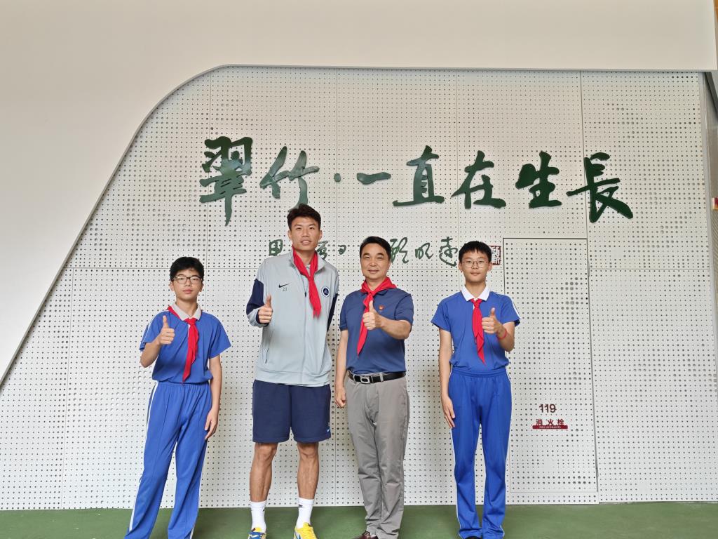 少先队员为书记与杨一鸣戴上红领巾