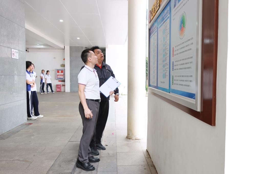 翠园文锦中学第二党支部启动外文公示语规范巡查工作