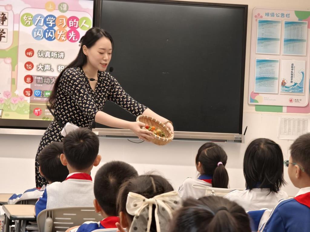 桃园小学迎接区“2026年新入职教师‘十项基本功’破茧视导