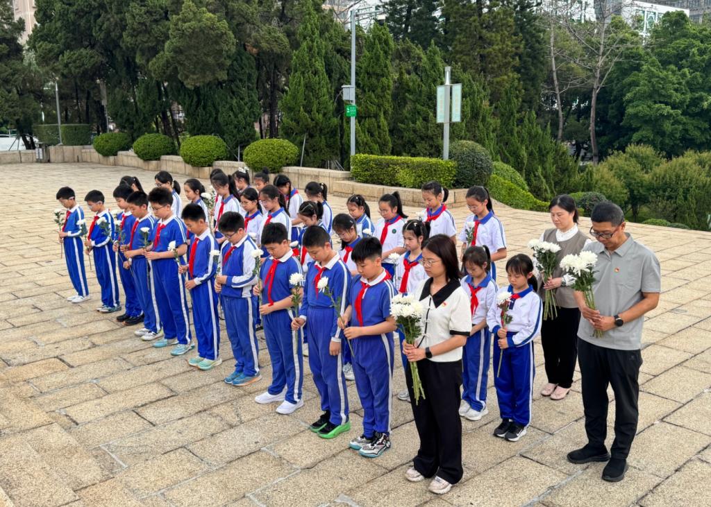 师生默哀致敬