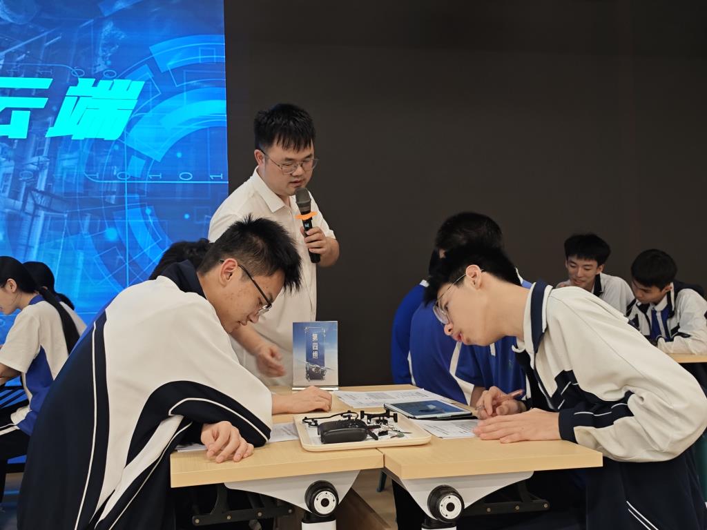 初中教师王诗伟和高中学生的精彩劳动课堂