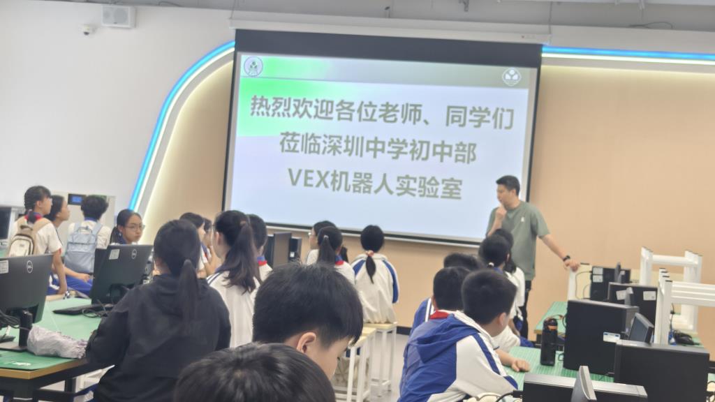 水库小学六年级学生走进深中初中部开展”每周半天计划“研学活动