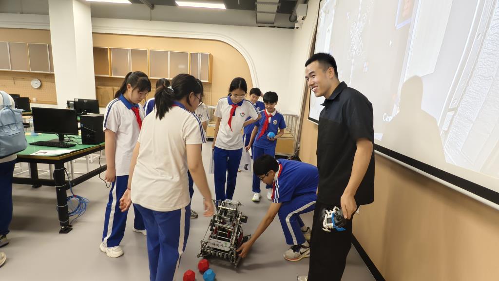 水库小学六年级学生走进深中初中部开展”每周半天计划“研学活动