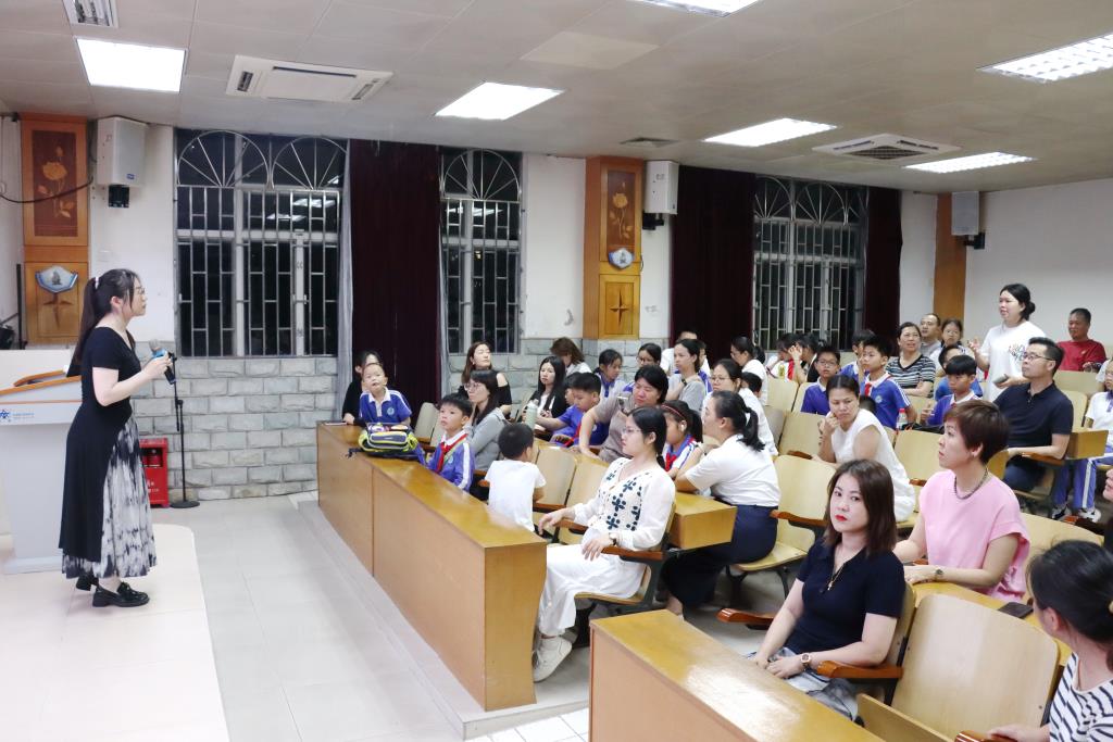 太白星光家长学堂第三期体态健康讲座圆满举行
