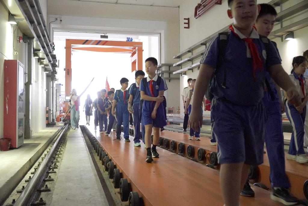 罗湖外语小学孩子走进莲塘海关开展实践研学活动