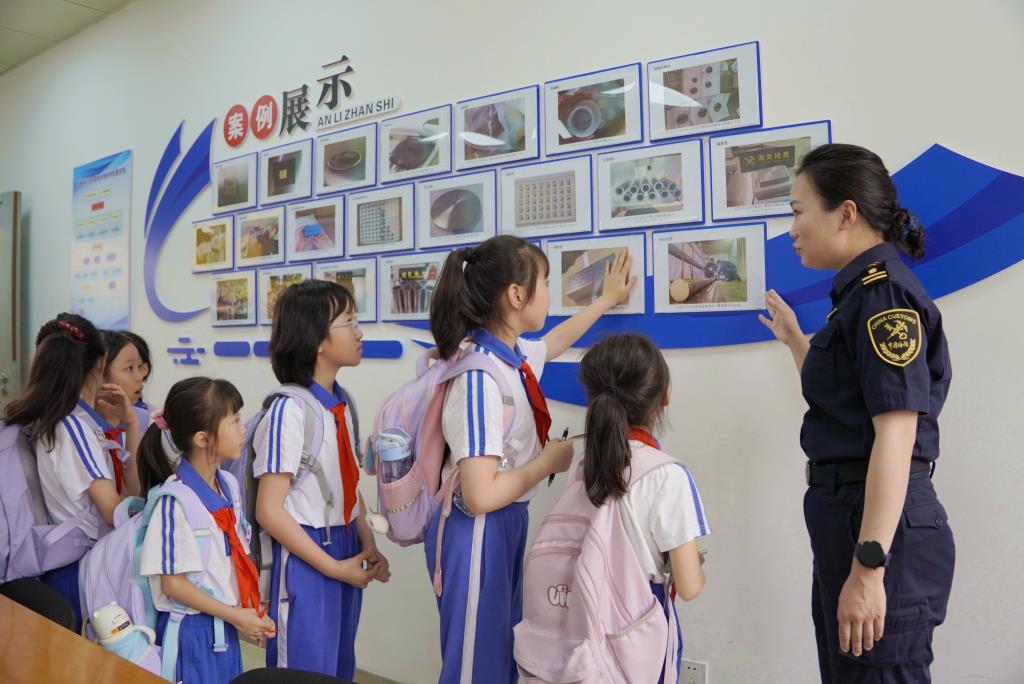 罗湖外语小学孩子走进莲塘海关开展实践研学活动