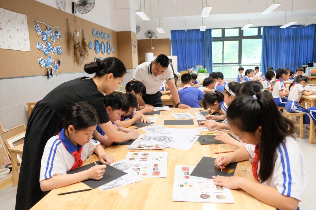 罗湖区教科院 “破茧”视导行动走进深圳市莲南教育集团安芳小学