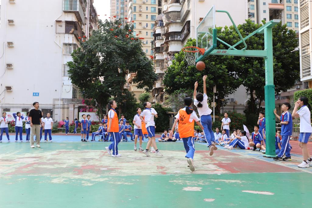 “篮”不住的热情   挡不住的精彩