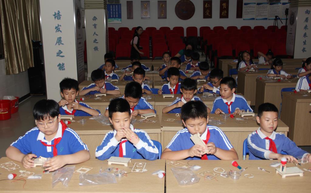 南湖小学开启盐水发电奇妙科学之旅