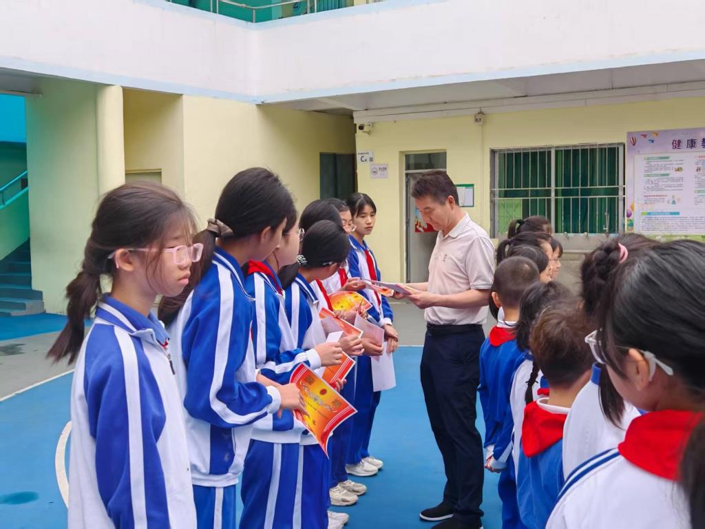 彭副校长给获奖同学颁奖