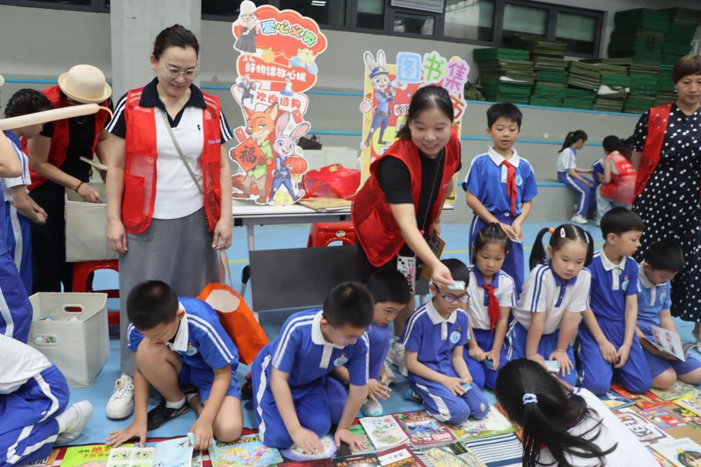 罗湖外语小学开展图书集市活动