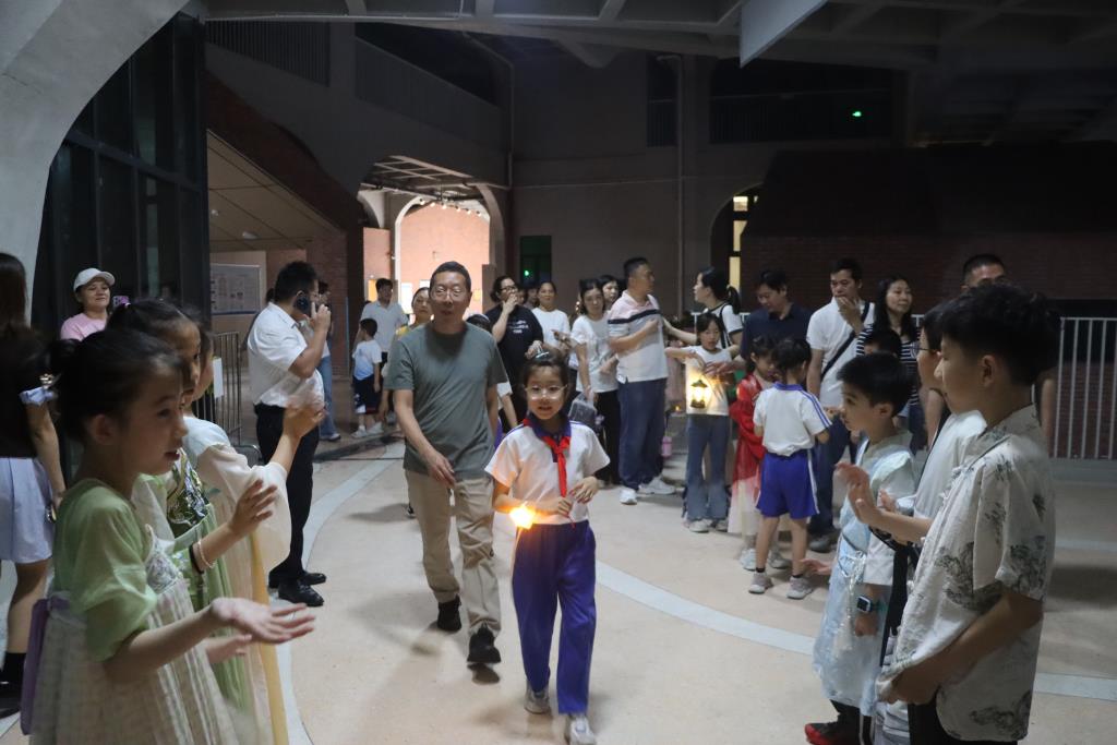 罗湖外语小学开展第七届中英文阅读文化节“星光阅读夜”活动
