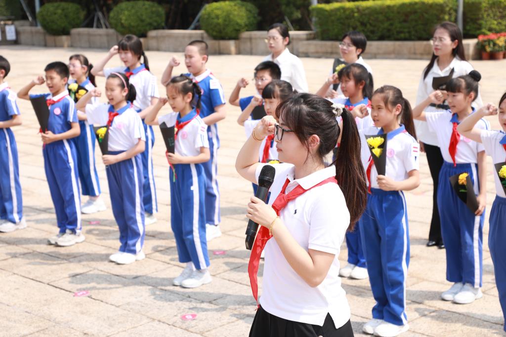 菊香祭英烈 初心伴成长