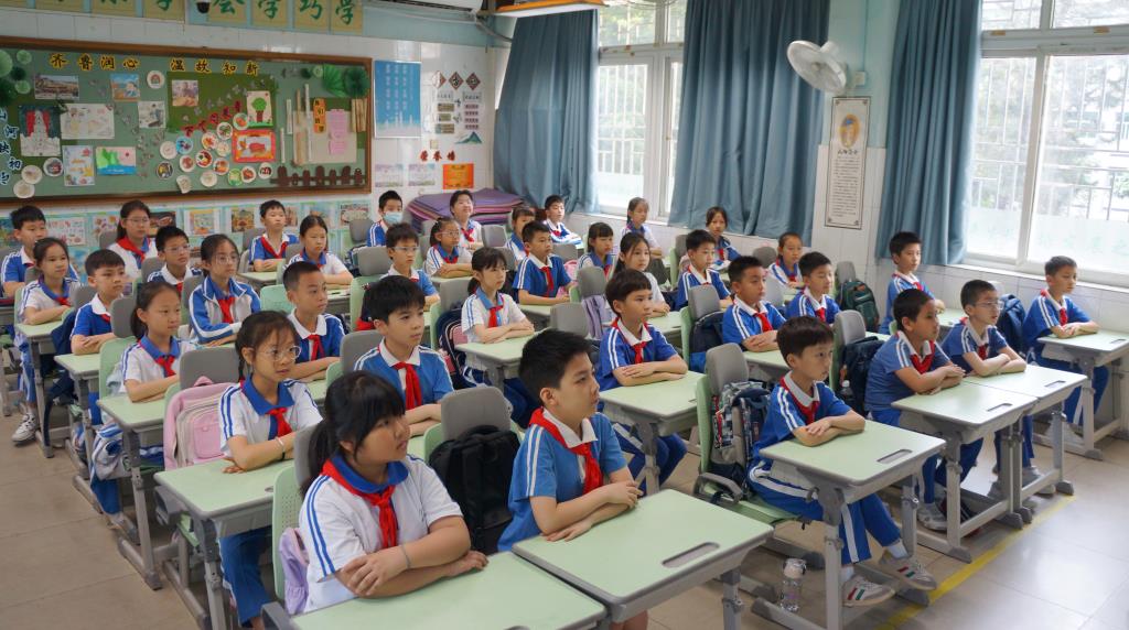 罗湖区中医院口腔科医生走进南湖小学开展健康讲座