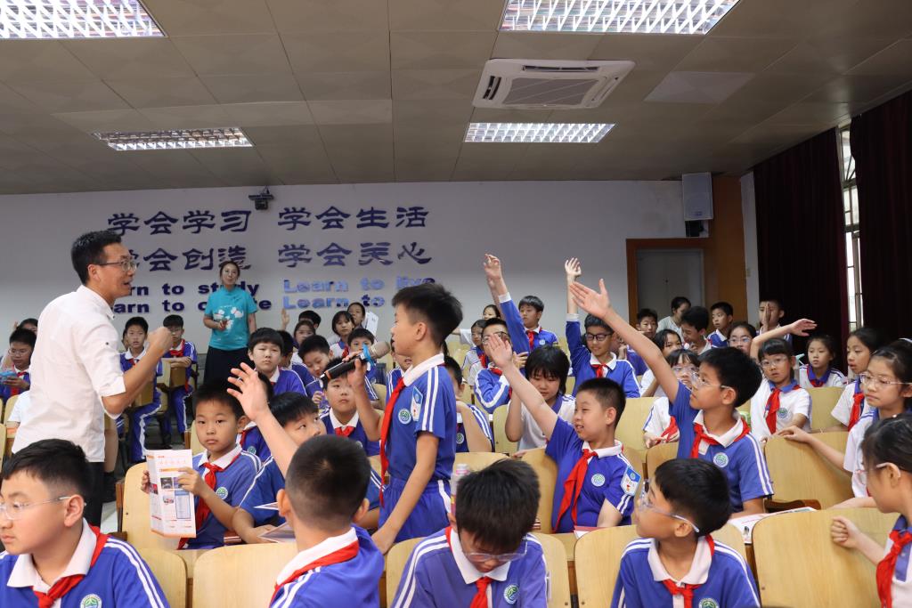 太白实验学校首届科技节人工智能科普讲座圆满举行