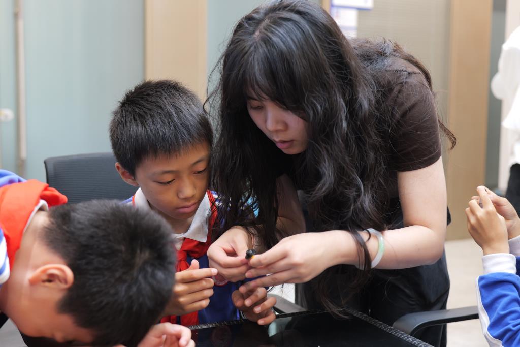 桃园小学学子走进建行深圳田背支行