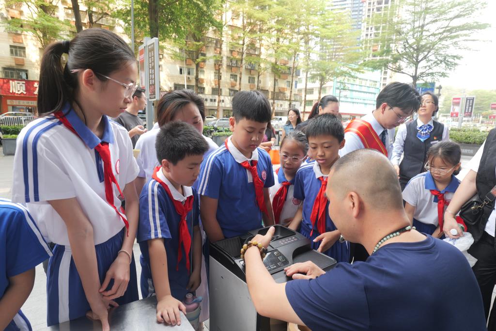 桃园小学学子走进建行深圳田背支行