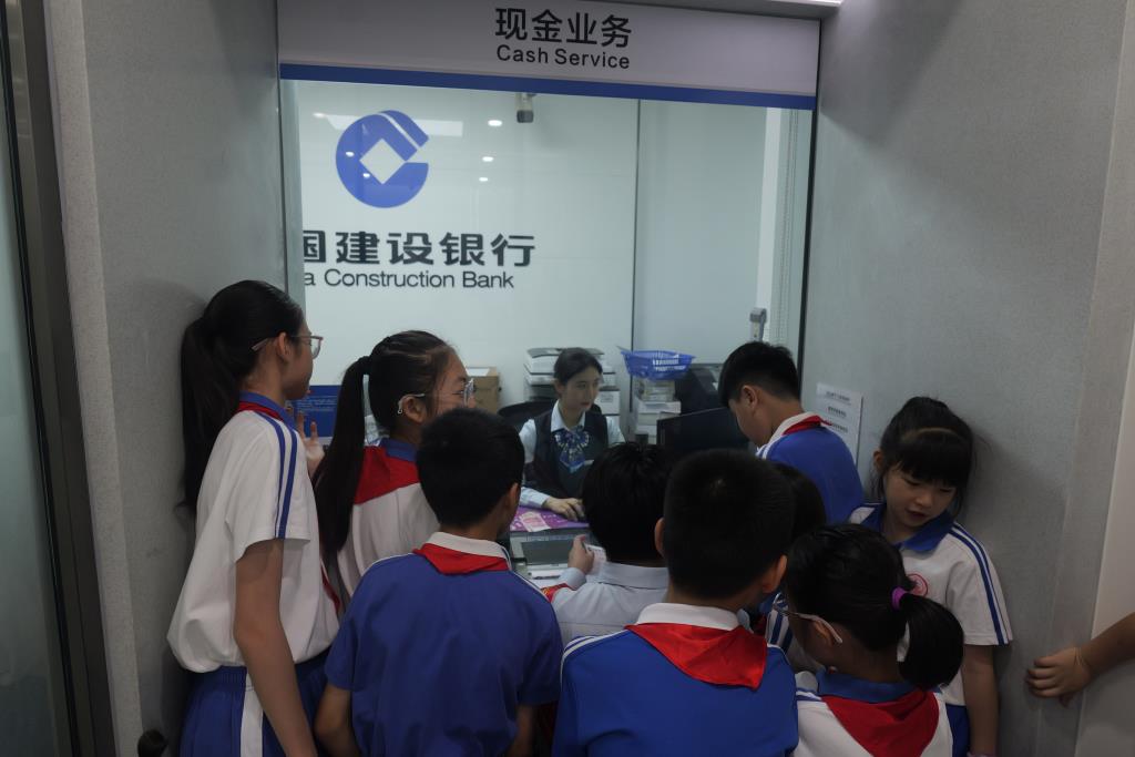 桃园小学学子走进建行深圳田背支行