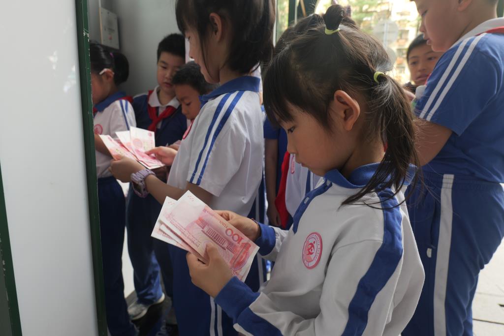 桃园小学学子走进建行深圳田背支行