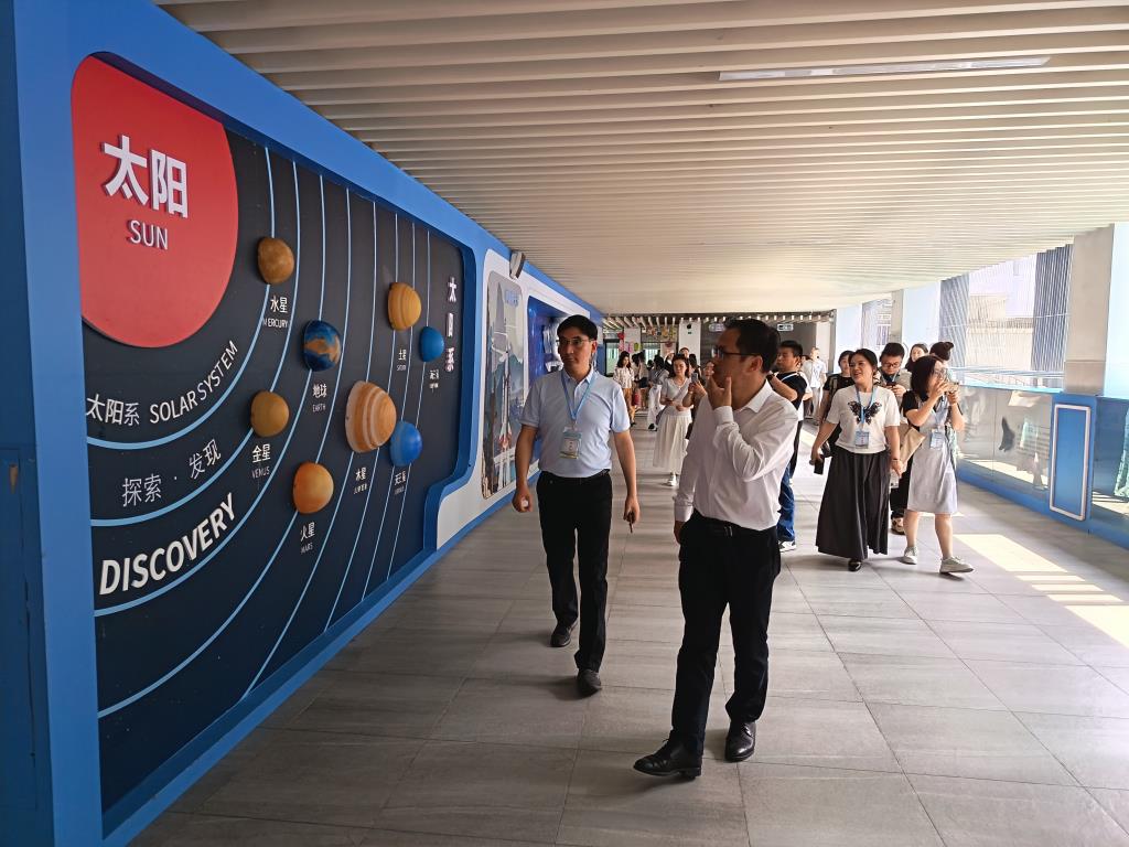 来访者参观校园