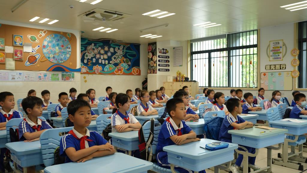 深圳市翠北实验小学第8周读书月和行为教育主题班会