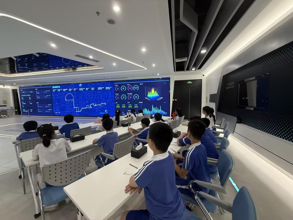 水库学子走进深圳巴士集团安全智慧中心开展“每周半天计划”活动