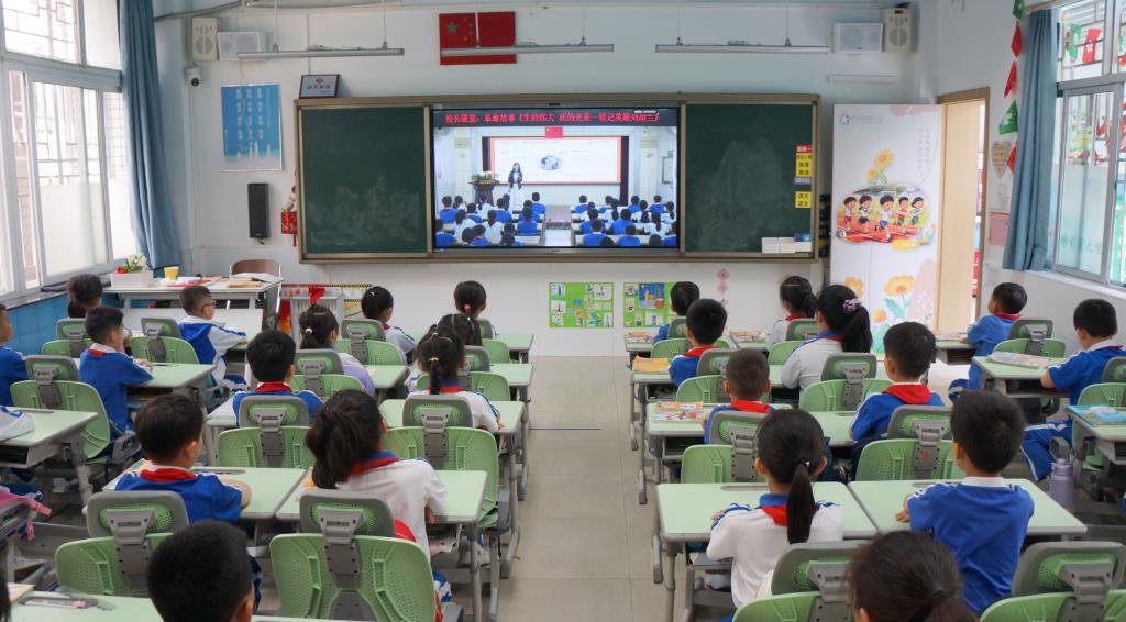 南湖小学开展校长课堂学习刘胡兰事迹