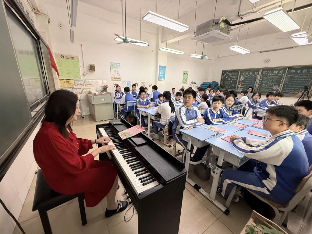 4.胡思微在上音乐公开课