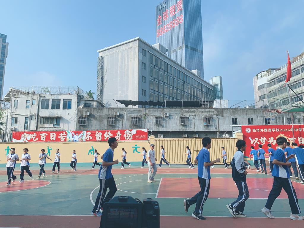 5.王恒勤老师在上体育公开课