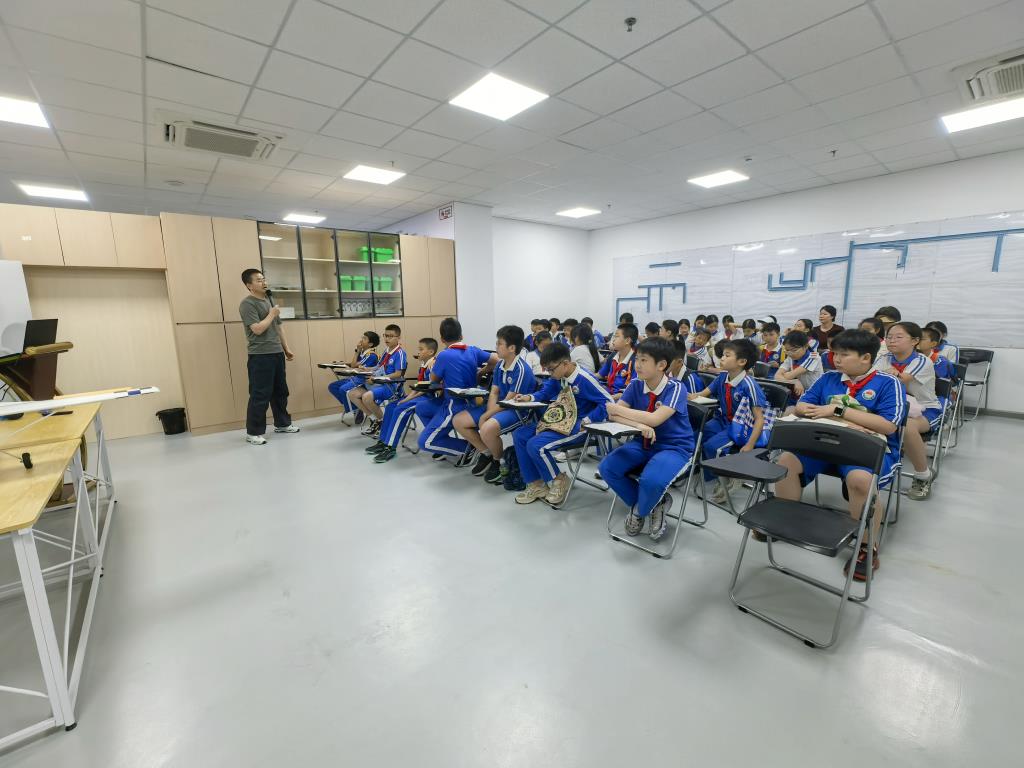 深圳市水库小学五年级开展“每周半天计划”航空研学活动