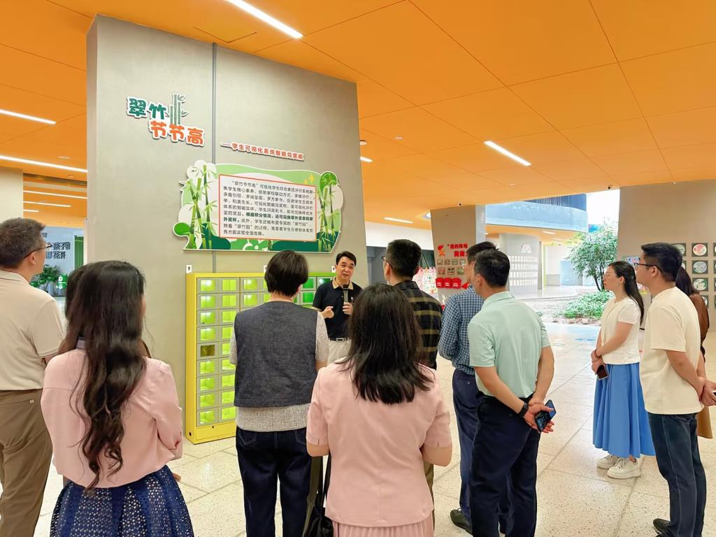 来访嘉宾参观校园