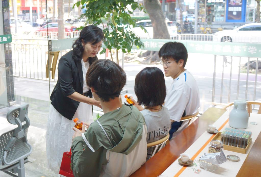 以茶为礼，致敬校园最美劳动者