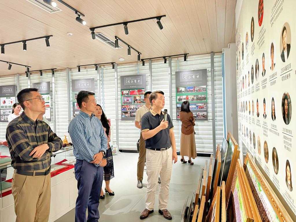 来宾参观校史馆